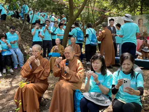 ▲人手一杯享用綠色公益基金會致力於復育的台灣原生山茶–「森众茶」，感受居身森林的清涼與美好。（圖／妙法寺提供）