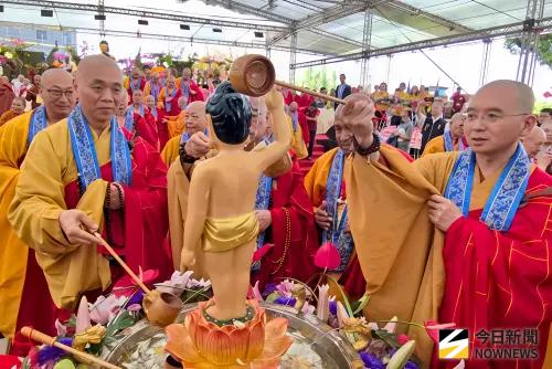 ▲浴佛象徵洗滌心垢、回歸清淨，活動串聯國內外宗教團體，落實「不分宗教、不分黨派」的慈悲精神。（圖／記者莊全成攝，2026.04.26）