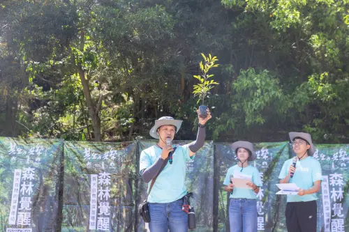 ▲綠色公益基金會執行長戴慶華(左)表示，從2021年開始至今，基金會已種植9萬4千棵樹、復育林地坡面面積達50公頃。（圖／妙法寺提供）