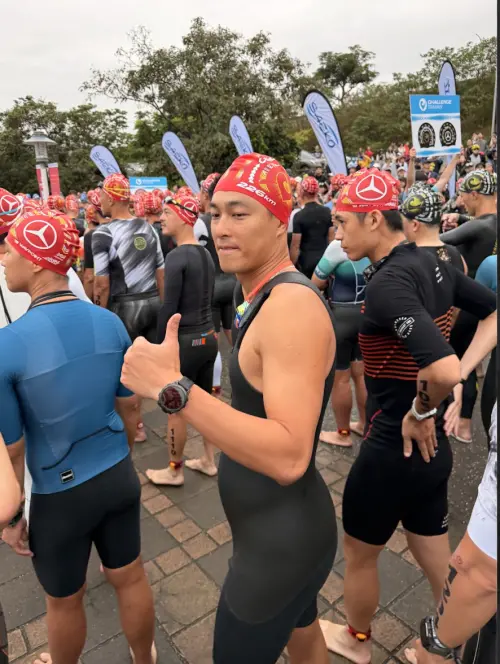 ▲楊祐寧（左）參加226K鐵人三項，原先心情興奮又緊張，到過程中只覺得非常痛苦、想趕快完成。（圖／玩下娛樂提供）