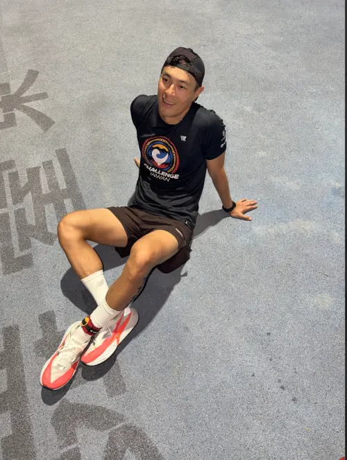 ▲楊祐寧完賽後穿上黑衫，原本不再參加226K鐵人三項的心念突然動搖。（圖／玩下娛樂提供）