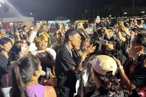 ▲楊祐寧（中左）完賽後開心擁抱在現場幫他加油的老婆阿梅（中右）。（圖／玩下娛樂提供）