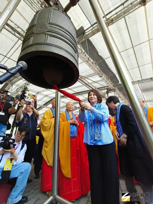 ▲縣長周春米叩鐘祈福，透過誦經、供佛儀式與祈願祝禱風調雨順國泰民安。（圖／記者莊全成攝，2026.04.26）