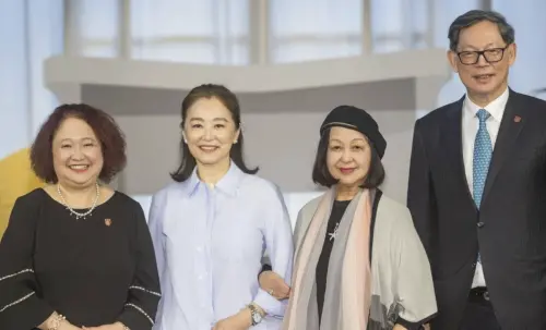 ▲71歲林青霞現身香港中文大學演講。（圖／翻攝自微博）