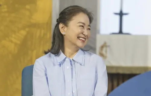 71歲林青霞滿頭白髮優雅近況公開！3000人擠爆香港中文大學朝聖