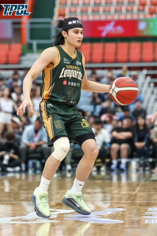 ▲高錦瑋靠著第三節一記壓哨的三分球達成生涯1500分的里程碑，個人單節大爆發攻下17分，還外帶4助攻、4籃板。（圖／TPBL提供）