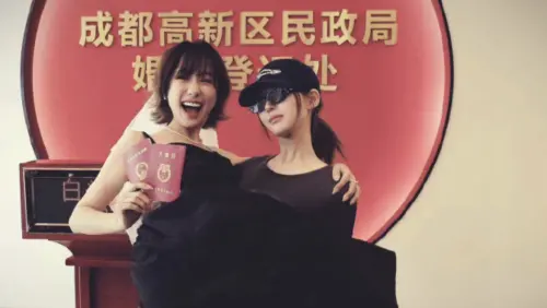 趙露思公主抱魏笑陪領證！推掉工作見證閨蜜大婚　粉絲大嘆是真愛