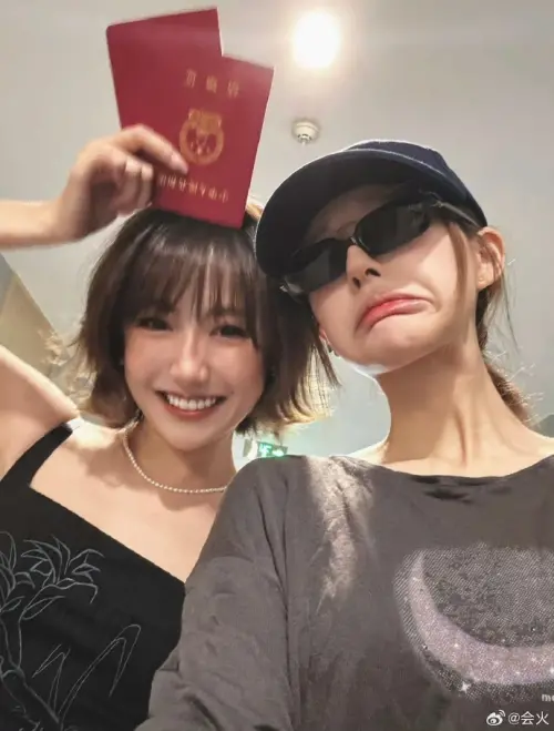 ▲趙露思（右）日前陪好姐妹魏笑（左）結婚領證，兩人是雙向奔赴的友誼，還有粉絲看到照片，一度誤以為是兩人結婚。（圖／翻攝自微博）