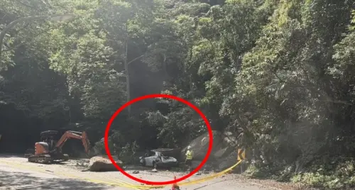 烏來落石意外！天降巨石轎車慘被砸爛　車主釣魚逃過死劫