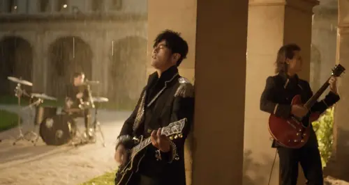 周杰倫拍MV鼓手獨自淋雨！71萬人笑瘋搶看　狂問：他做錯什麼了嗎