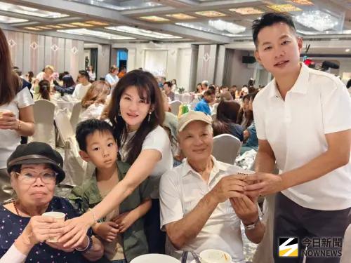 ▲風之晴總經理吳榮松夫婦在感恩餐會上，向父母奉茶感恩，感謝堅強後盾，讓他在職場上打拚，沒有後顧之憂。（圖／記者金武鳳攝，2026.4,26)