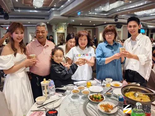 ▲母親節前夕，風之晴感恩餐會上，員工紛紛向父母獻花、奉茶謝恩。（圖／記者金武鳳，2026.4.26)