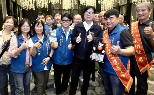 ▲高雄市長陳其邁(右3)和與會模範勞工及績優工會代表互動熱絡。(圖／高雄市政府勞工局提供)