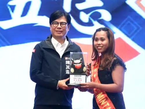 ▲高雄市長陳其邁(左)頒獎表揚外籍優秀勞工。(圖／高雄市政府勞工局提供)