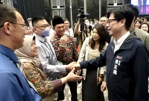 ▲高雄市長陳其邁(右)和與會外籍優秀勞工互動熱絡。(圖／高雄市政府勞工局提供)