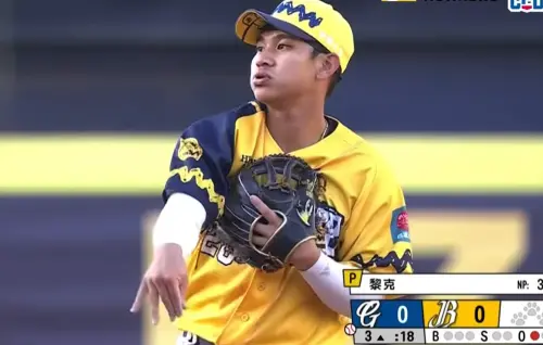 影／兄弟游擊手沒肉腳！張仁瑋五星超美技　球評：這球不輸江坤宇