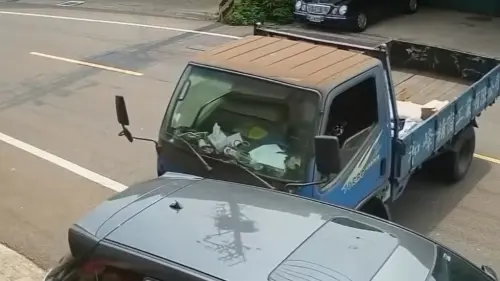 ▲整個事故過程全被路口的監視器拍了下來。這段宛如「狗狗偷開車闖禍」的影片曝光後，迅速在網路上瘋傳並成為爆笑迷因。（圖／翻攝畫面）