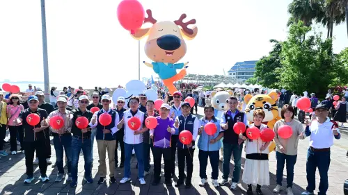 ▲長官們與表演團體和民眾一起參與遊行。(圖／翻攝畫面)