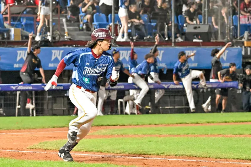 劉子杰生涯首轟就是再見轟！中職史上第12位　樂天桃猿3：2味全龍