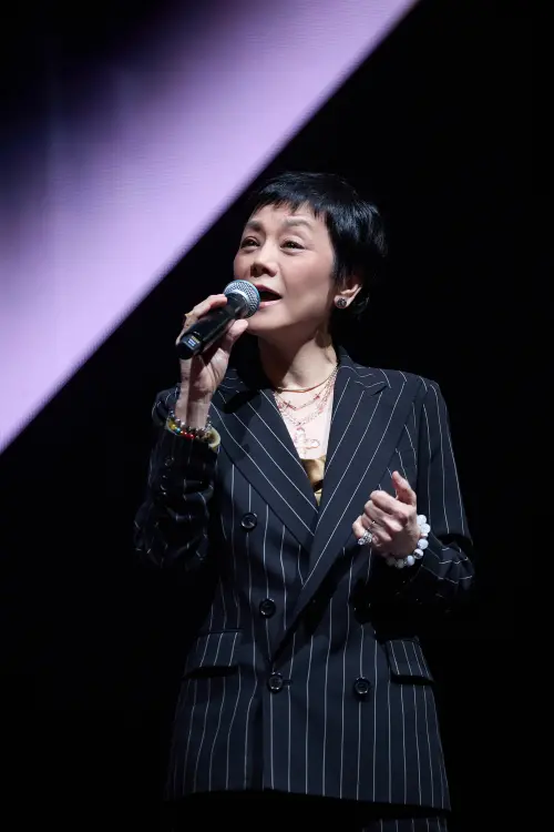 ▲張艾嘉（如圖）擔任張清芳慈善演唱會的引言人， 她表示，希望讓所有的長輩都有尊嚴地走完人生。（圖／上引娛樂提供）