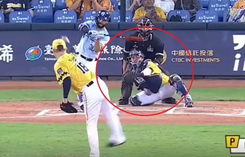 2裁判罕見「同時誤判」？引爆兄弟單局丟7分　象迷怒吼：出去了啦