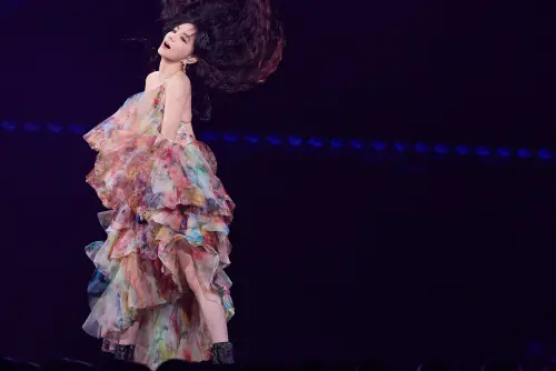 ▲忙於海外巡演的Ella（如圖）抽空回來，參與張清芳舉辦的公益演唱會，全場蹦蹦跳跳，很有她的風格。（圖／上引娛樂提供）