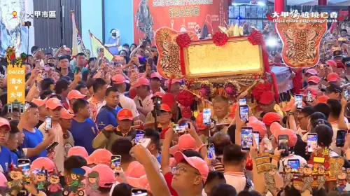 ▲▼大甲媽祖鑾轎於26日下午返回大甲市區，沿途依序繞行四座舊城門並巡行街道，友宮與各地陣頭齊聚迎駕，市區從白天開始就擠滿人潮，入夜後更是燈火通明、熱鬧如不夜城。（圖／翻攝自大甲鎮瀾宮YT）