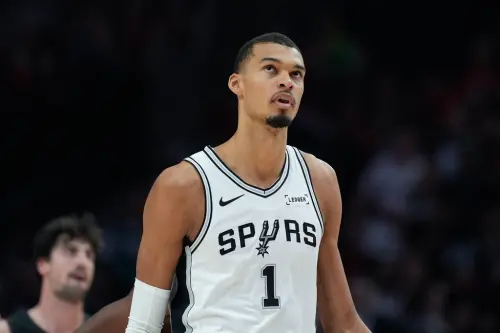 馬刺創NBA歷史！文班亞馬打服拓荒者主帥　賽後批腦震盪處理方式