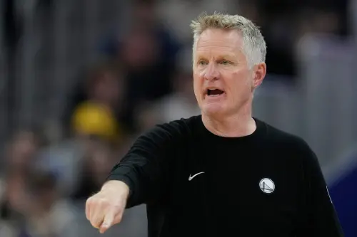 ▲金州勇士總教練科爾（Steve Kerr）與球隊合約已到期，最新消息指出雙方有望達成續約共識，繼續執掌兵符。（圖／美聯社／達志影像）