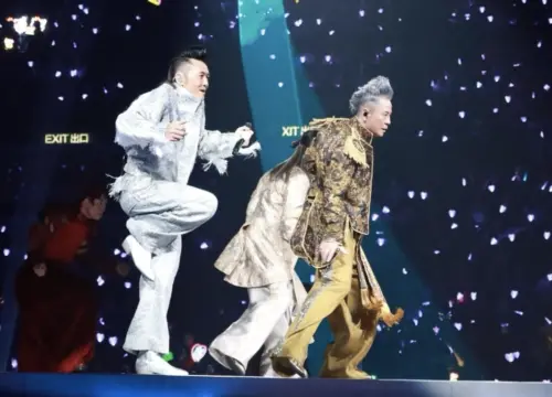 ▲草蜢踏入演藝界40年，仍然在舞台上釋放熱力，也吸引許多大咖來欣賞演唱會。（圖／摘自 IG@lovegrasshopper）