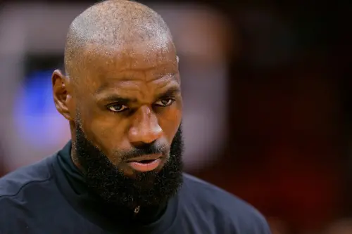 詹皇重摔倒地！用手肘開路、卻打中湯普森臉受傷　倒地後神情痛苦