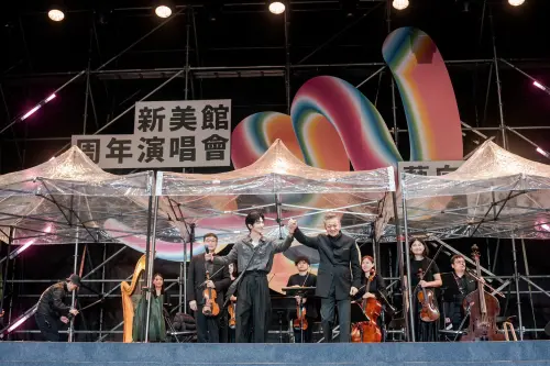 ▲Bii畢書盡攜手新北市交響樂團跨界共演。（圖／新北文化局提供）