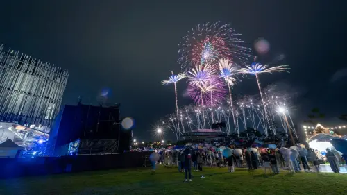 ▲晚間登場的煙火與無人機展演大秀「光有回聲」，依循音樂節奏精密編排，打造「天空雙舞台」的立體展演形式。（圖／新北文化局提供）