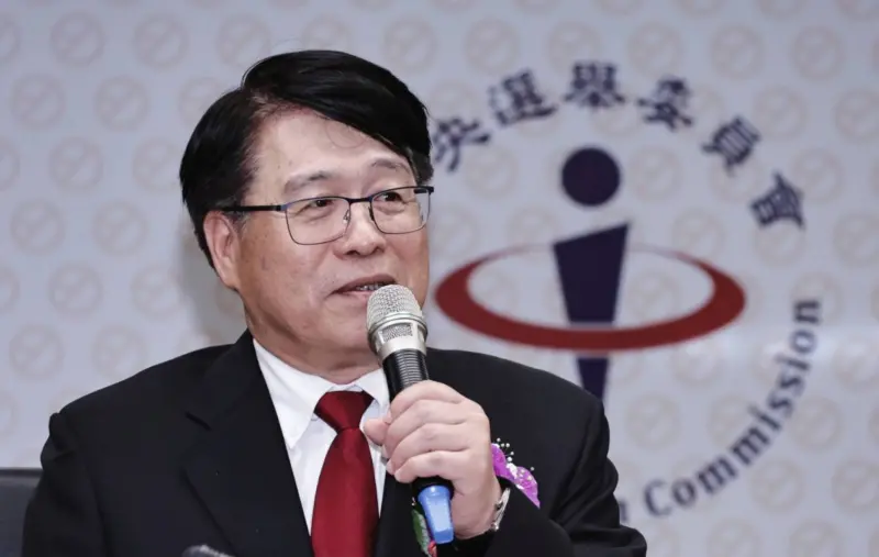 ▲對於在野提倡鞭刑與安樂死公投，游盈隆表示法無明文規定立法院所通過的公投案中選會必須照單全收。（圖／記者吳翊緁攝，2026.04.27）