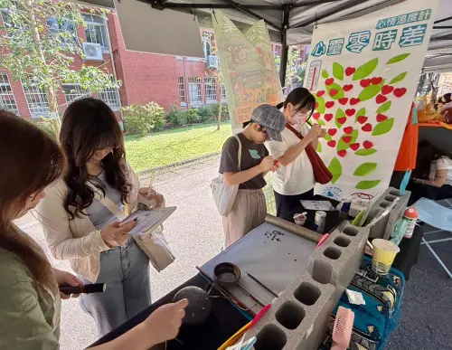 ▲市集規劃「心靈零時差」互動，包括心情溫度計、心語電話亭及音樂體驗區，讓透過書寫與聲音釋放情緒。（圖／聯盟提供）