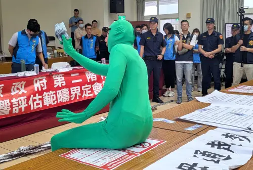 抗議南投焚化爐遙祭濁水媽！這人穿綠色緊身衣狂灑千元鈔