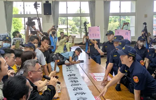 ▲環團堅持在環評會議點香稟告媽祖，與警方發生爭執。（圖／中部環團提供，2026.04.27）
