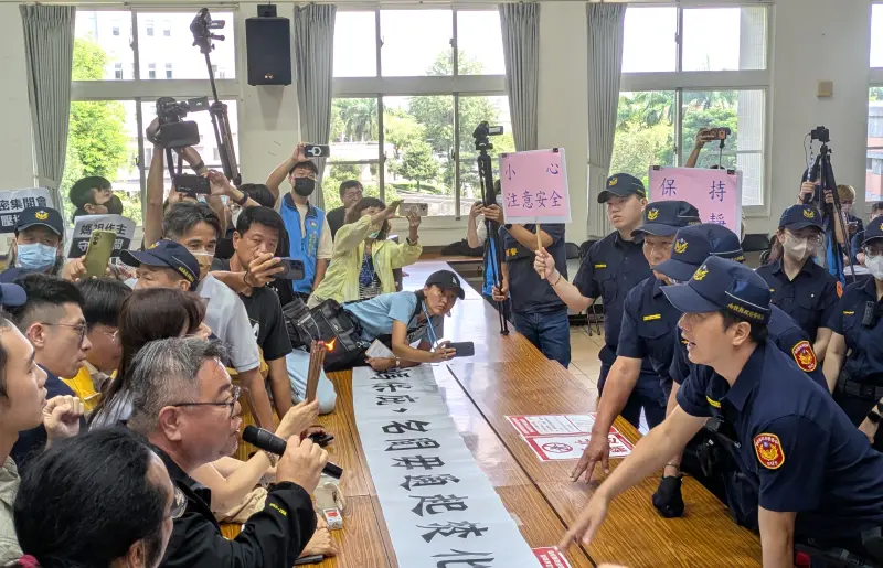    ▲環團堅持在環評會議點香稟告媽祖，與警方發生爭執。（圖／中部環團提供，2026.04.27）  