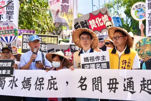 ▲民進黨南投縣長參選人温世政聲援抗議民眾。（圖／中部環團提供，2026.04.27）
