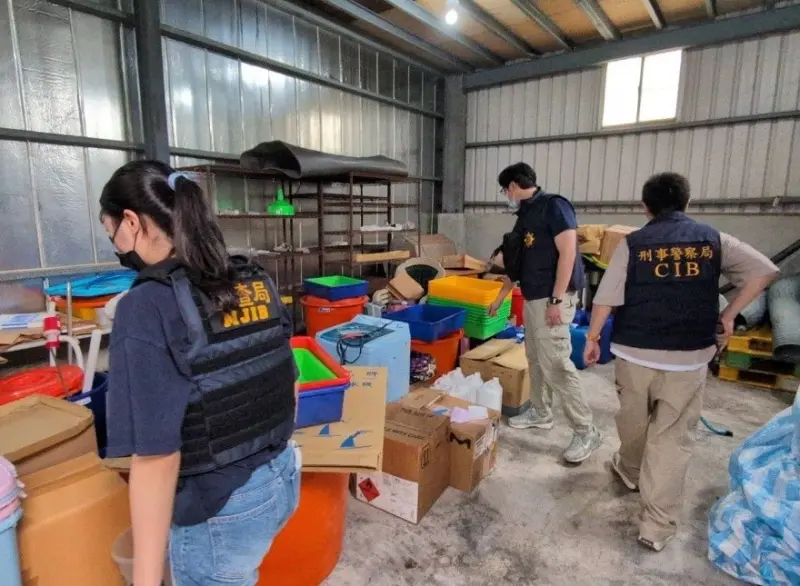 ▲破製毒工廠查扣逾百公斤「喵喵」原料  阻50萬包毒品流市（圖/記者鄧力軍翻攝）