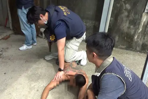 ▲專案小組於桃園市平鎮區一處偏遠山區鐵皮屋，當場查獲鍾姓男子及黃姓男子等2人。(圖/記者鄧力軍翻攝)