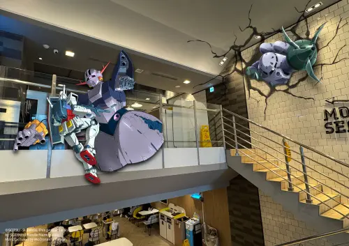 ▲餐廳內看得到機體破牆而出的震撼感。（圖／麥當勞提供）