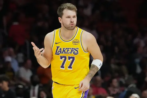▲洛杉磯湖人巨星唐西奇（Luka Doncic）本季雖然表現依舊神勇，但球隊遭雷霆橫掃暴露出陣容配置上的嚴重失衡。（圖／美聯社／達志影像）