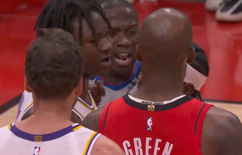 ▲湖人、火箭比賽末節雙方爆發嚴重衝突，導致哈勒戴（Aaron Holiday）、蒂耶羅（Adou Thiero）兩人被直接驅逐出場。（圖／翻攝自轉播畫面）