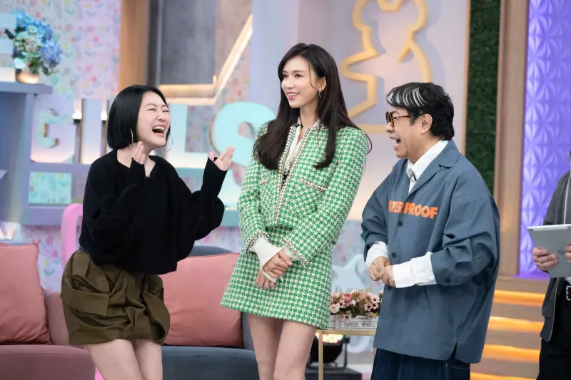 ▲林志玲（中）首度登上節目《小姐不熙娣》，與小S（左）、蔡康永（右）合體掀起回憶殺。小S不僅被爆料酒後情緒高漲大飆髒話，她也突然拋出地獄梗說：「我姊姊走了耶！」讓蔡康永當場語塞。（圖／東森綜合台提供）