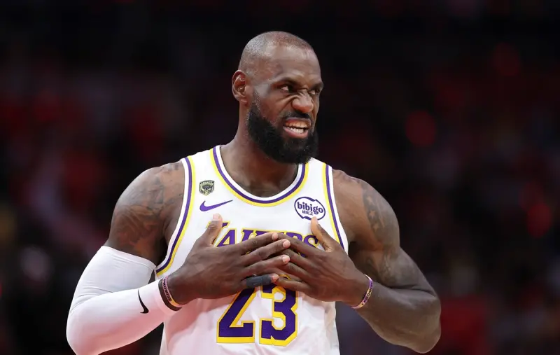 ▲單核領軍的詹姆斯（LeBron James）此役顯露疲態，全場9投僅2中，單場10分與8次失誤的低迷表現，讓他一戰寫下6項糟糕紀錄。（圖／路透／達志影像）