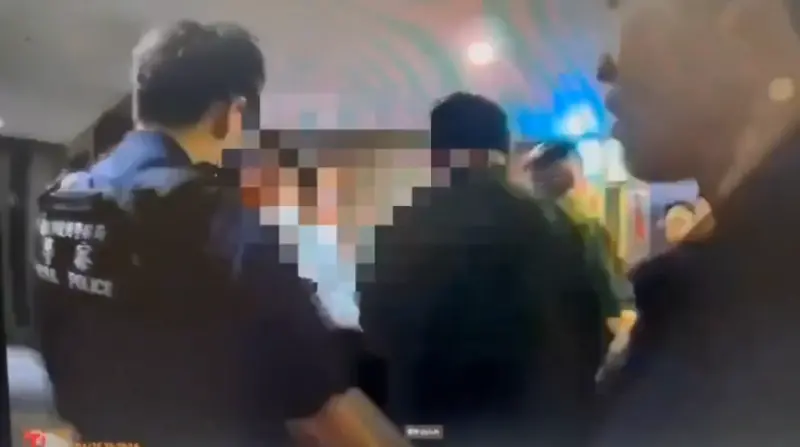 ▲東區一間酒店遭具竹聯幫背景的三名酒客大鬧，遭到警方帶回。（圖／大安分局提供）