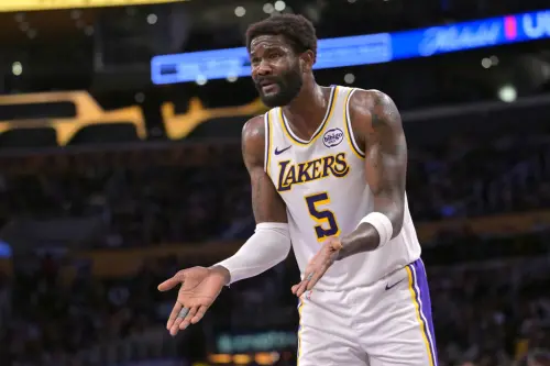 ▲湖人中鋒艾頓（Deandre Ayton）在比賽中因肘擊申根（Alperen Sengun）遭驅逐出場，成為引爆湖人球員情緒的關鍵轉折。（圖／美聯社／達志影像）