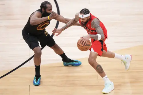 ▲暴龍隊英格拉罕（Brandon Ingram）突破騎士隊哈登防守。（圖／美聯／達志影像）