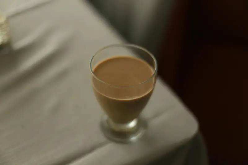 ▲有孩子的門牙脫落，家長緊急放置咖啡牛奶中保存。（示意圖／取自pexels）